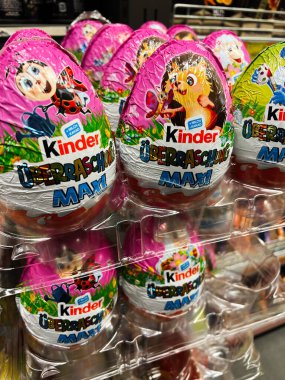 Kyiv, Ukrayna - 23 Nisan 2025: Canlı ve renkli dekorasyonların yer aldığı Kinder Sürpriz Maxi çikolata yumurtalarının yakın çekimi