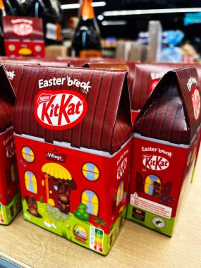 Kyiv, Ukrayna - 23 Nisan 2025: Paskalya temalı KitKat çikolata hediye kutusu bir mağazada sergileniyor