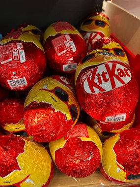 Kyiv, Ukrayna - 23 Nisan 2025: Parlak ambalajlı KitKat şeker yumurtaları canlı renkler ve bir mağazada neşeli tasarımlar sergiliyor.