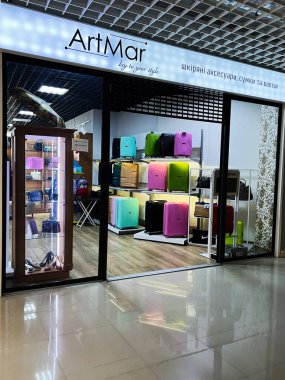 Khmelnytsky, Ukrayna - 23 Nisan 2025: Cilalı bir iç mekanda raflarda sergilenen renkli ürünlerle modern ArtMar bagaj mağazası