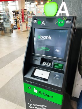 Khmelnytsky, Ukrayna - 23 Nisan 2025: Perakende ortamda kapalı bir banka otomatik veznedar makinesi