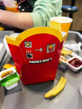 Ternpil, Ukrayna - 23 Nisan 2025: McDonald 's kırmızı paketi Minecraft marka patatesler ve tepside soslar.