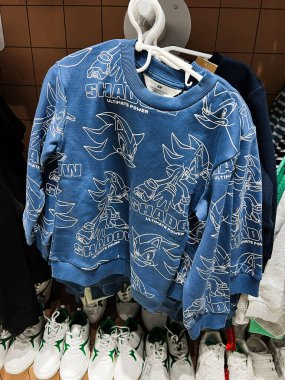 Kyiv, Ukrayna - 23 Nisan 2025: Eşsiz sonik desenli ve harfli mavi sweatshirt, moda giyim envanterleri arasında