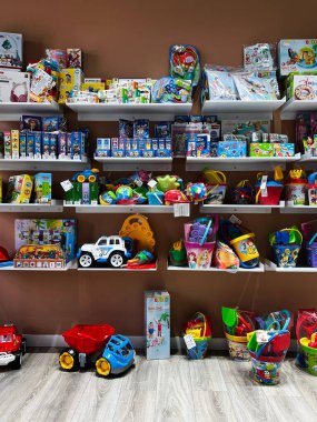 Kyiv, Ukrayna - 23 Nisan 2025: Bir oyuncakçının içindeki raflarda düzenlenmiş canlı ve çeşitli oyuncakların sergilenmesi.