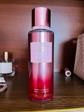 Kyiv, Ukrayna - 23 Nisan 2025: Zarif bir Victoria 's Secret şişe Fleur İksir No. 07 güzel kokulu sis sergilenir.