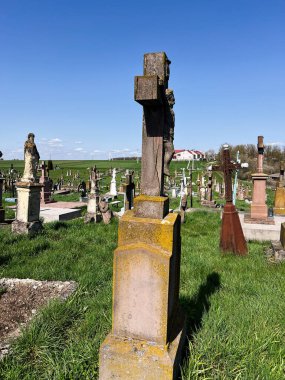 Khorostkiv, Ukrayna - 23 Nisan 2025: Güneşli bir günde kırsal bir mezarlıkta eski mezar taşları ve haçlar
