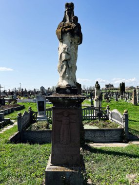 Khorostkiv, Ukrayna - 23 Nisan 2025: Mezarlıklarla çevrili eski bir mezarlık heykeli karmaşık ayrıntılar sergiliyor.