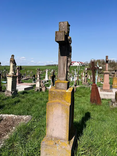 Khorostkiv, Ukrayna - 23 Nisan 2025: Güneşli bir günde kırsal bir mezarlıkta eski mezar taşları ve haçlar