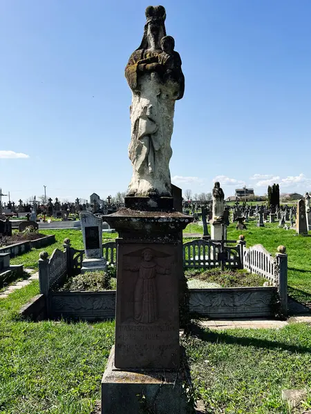 Khorostkiv, Ukrayna - 23 Nisan 2025: Mezarlıklarla çevrili eski bir mezarlık heykeli karmaşık ayrıntılar sergiliyor.