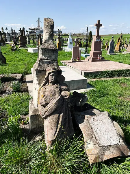 Khorostkiv, Ukrayna - 23 Nisan 2025: Tarihi mezar taşları ve heykellerle çevrili bir köy mezarlığı