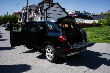 Kyiv, Ukrayna - 28 Nisan 2025: Siyah Renault Koleos SUV 'un yer aldığı şehir manzarası.