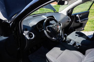 Kyiv, Ukrayna - 28 Nisan 2025: Renault Koleos 'un iç görünümü, gösterge paneli, direksiyon ve koltuk düzeni.