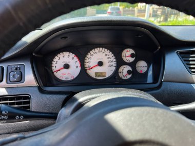 Kyiv, Ukrayna - 28 Nisan 2025: Mitsubishi Lancer araç gösterge paneli Mitsubishi Lancer 'ın içinde hız göstergesi, taksimetre ve yakıt göstergesi.