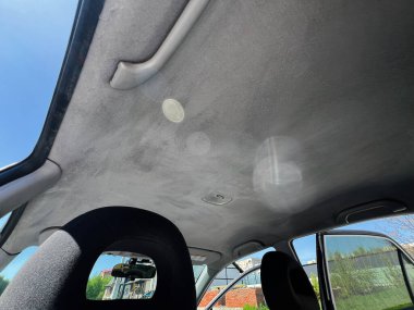 Kyiv, Ukrayna - 28 Nisan 2025: Mitsubishi Lancer Sedan 'ın iç çatısı doğal ışık ve açık kapılar