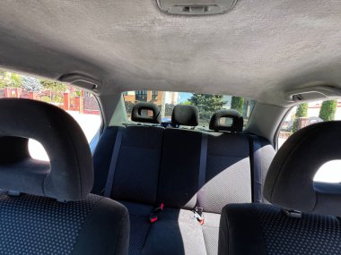 Kyiv, Ukrayna - 28 Nisan 2025: Arka koltuk ve pencereyi gösteren Mitsubishi Lancer aracının iç görüntüsü.