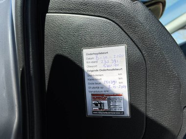 Kyiv, Ukrayna - 28 Nisan 2025: Mitsubishi Lancer 'ın araba bakım etiketine yakın çekim.