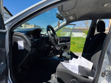 Kyiv, Ukrayna - 28 Nisan 2025: Araç içi Mitsubishi Lancer sürücü tarafı, gösterge paneli ve koltukta belgeler
