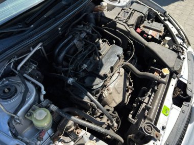 Kyiv, Ukrayna - 28 Nisan 2025: Otomobil Mitsubishi Lancer motor kompartımanı batarya ve motor bloğu da dahil olmak üzere iç bileşenleri gösteriyor.