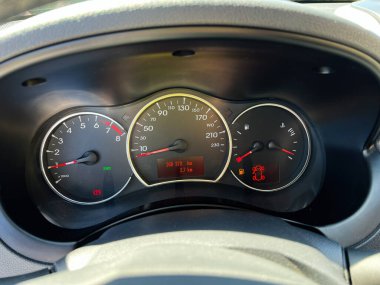 Kyiv, Ukrayna - 28 Nisan 2025: Renault Koleos SUV gösterge paneli ve araç göstergeleri