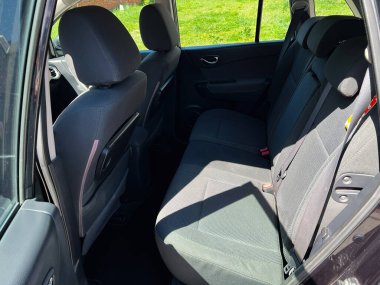 Kyiv, Ukrayna - 28 Nisan 2025: Temiz kumaş koltuklar ve parlak ışıklandırmayla modern Renault Koleos 'un iç mimarisi.