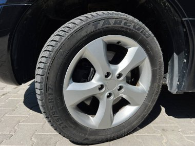 Kyiv, Ukrayna - 28 Nisan 2025: Renault Koleos 'un modern araba lastiği ve zemin üzerindeki alaşım kenarının ayrıntılı bir resmi.