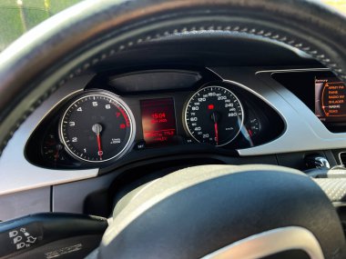 Kyiv, Ukrayna - 28 Nisan 2025: Hız göstergesi, takometresi ve merkezi dijital ekranlı Audi A4 gösterge paneli.