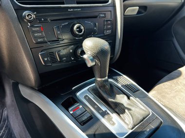 Kyiv, Ukrayna - 28 Nisan 2025: Audi A4 vites değişimine odaklanan iç görünüm ve kontroller