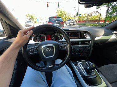 Kyiv, Ukrayna - 28 Nisan 2025: Bir Audi A4 arabasının iç görünümü.