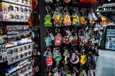 Ivano-Frankivsk, Ukrayna - 29 Nisan 2025: İyi stoklanmış bir dükkanda ikonik animasyon karakterlerinin yer aldığı renkli anahtarlıklar.