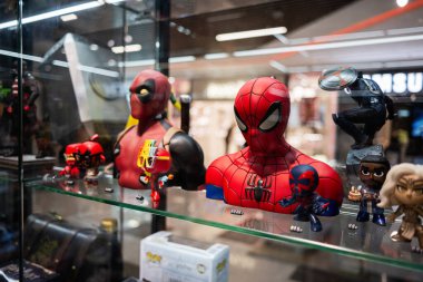 Ivano-Frankivsk, Ukrayna - 29 Nisan 2025: Bir vitrindeki cam bir vitrinde toplanabilir süper kahraman heykelcikler