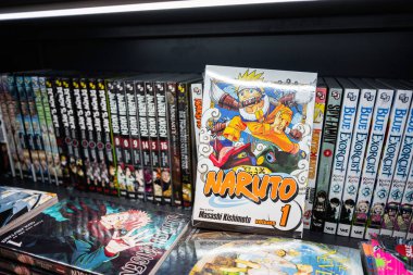 Ivano-Frankivsk, Ukrayna - 29 Nisan 2025: Rafta sergilenen Manga kitapları, Masashi Kishimoto ve diğer popüler unvanların Naruto 'yu vurguluyor.