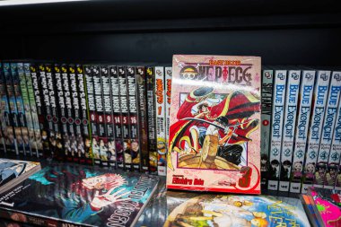 Ivano-Frankivsk, Ukrayna - 29 Nisan 2025: One Piece ve Jujutsu Kaisen gibi başlıkların yer aldığı çeşitli manga koleksiyonu