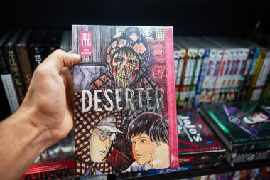 Ivano-Frankivsk, Ukrayna - 29 Nisan 2025: Manga kapak resmi mağazanın ışıklandırmasında canlı tasarım ve başlıklarla sergilenmektedir. Junji Ito 'dan firari.. 