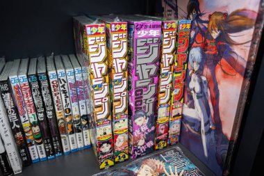 Ivano-Frankivsk, Ukrayna - 29 Nisan 2025: Manga kitapları ve dergiler tanınmış anime ve manga başlıkları sergilenmektedir.