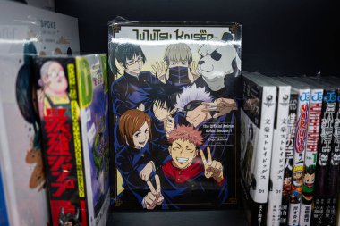 Ivano-Frankivsk, Ukrayna - 29 Nisan 2025: Anime kahramanları grubu Jujutsu Kaisen manga raflarında diğer popüler serilerin yanında sergilendi.