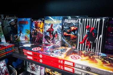 Ivano-Frankivsk, Ukrayna - 29 Nisan 2025: Örümcek Adam ve Deadpool da dahil olmak üzere çeşitli Marvel çizgi romanları perakende sahasında sergilendi.