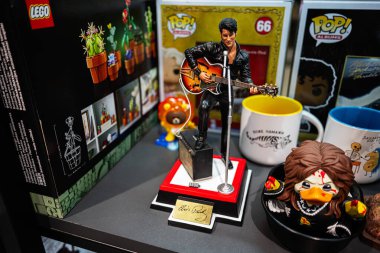 Ivano-Frankivsk, Ukrayna - 29 Nisan 2025: LEGO setleri ve vinil figürlerle birlikte Elvis Presley 'in hatıralarının sergilendiği bir raf