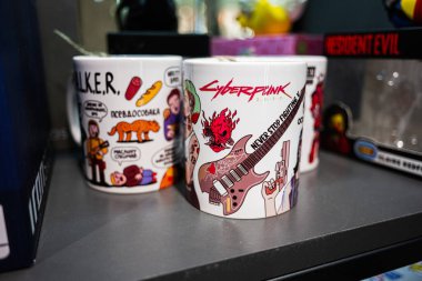 İvano-Frankivsk, Ukrayna - 29 Nisan 2025: Renkli Siberpunk 2077 'ye sahip kupaların kapatılması.