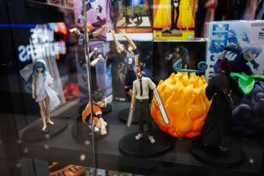 Ivano-Frankivsk, Ukrayna - 29 Nisan 2025: Cam vitrin vitrininde sergilenen popüler karakterlerin yer aldığı çeşitli anime figürleri