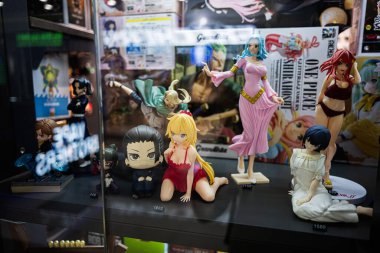 Ivano-Frankivsk, Ukrayna - 29 Nisan 2025: Bir vitrinde düzenlenmiş popüler karakterlerin ayrıntılı anime figürleri gösteriliyor.