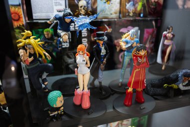 Ivano-Frankivsk, Ukrayna - 29 Nisan 2025: Bir mağaza ortamında rafta sergilenen anime aksiyon figürlerinin koleksiyonu.