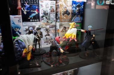 Ivano-Frankivsk, Ukrayna - 29 Nisan 2025: Renkli heykelcikler koleksiyonluk bir vitrin içinde dizilmiş ikonik anime karakterlerini resmediyor