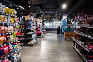 Ivano-Frankivsk, Ukrayna - 29 Nisan 2025: Raflarda düzgünce düzenlenmiş çeşitli tüketici ürünlerinin sergilendiği modern bir süpermarket koridoru