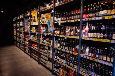 Ivano-Frankivsk, Ukrayna - 29 Nisan 2025: İçki şişeleri çeşitli içki markalarının sergilendiği bir mağazada raflarda sergileniyor.