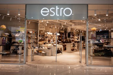 İvano-Frankivsk, Ukrayna - 29 Nisan 2025: Modern tasarım ve cazip ambiyansı olan şık Estro butik el çantaları ve ayakkabılar