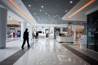 Ivano-Frankivsk, Ukrayna - 29 Nisan 2025: Alışveriş merkezi Veles koridoru müşteriler, modern mağazalar ve yansıtıcı döşemeler 