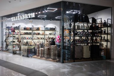 Ivano-Frankivsk, Ukrayna - 29 Nisan 2025: Şık ışıklandırma ve düzenleme altında Elizabeth butik mağazaları el çantaları, ayakkabılar ve valizler.