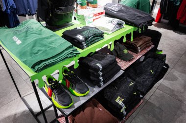 Ivano-Frankivsk, Ukrayna - 29 Nisan 2025: Puma Kaplumbağa giysisi ve ayakkabılarını moda mağazasında sergilemek