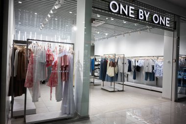 Ivano-Frankivsk, Ukrayna - 29 Nisan 2025: Çağdaş Teke Moda butiği, çeşitli şık gardırop ürünleri barındırıyor