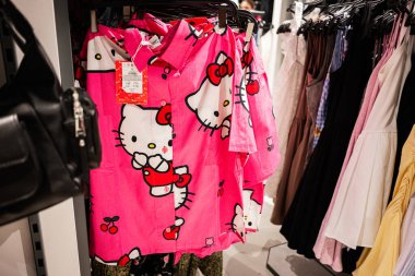 Ivano-Frankivsk, Ukrayna - 29 Nisan 2025: Bir moda mağazasında gösterilen renkli Hello Kitty tasarımı.